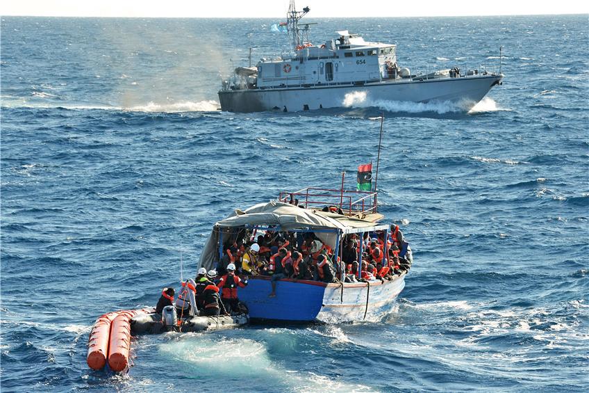 Holzboot mit mehr als 300 Geflüchteten an Bord, die von der „Sea Watch“ geborgen wurden. Das Bild entstand im Januar 2018. Bild: Friedhold Ulonska