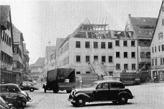 Hopfengauben und Dachstuhl am Entreß-Haus Königstraße 18 und das Gebäude Marktplatz 28 sind auf diesem Bild, das vermutlich im Jahr 1952 aufgenommen wurde, schon abgebrochen. Privatbild. Repro: Ursula Kuttler-Merz