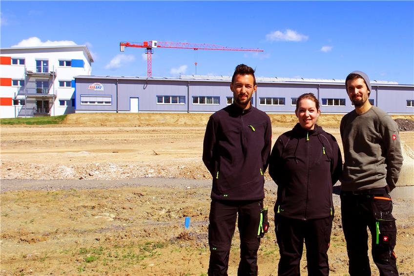Hüseyin (von links), Gülsah und Mutlu Cengiz von Feinkost Cengiz aus Eutingen haben die Planungen für die kommende Lagerhalle im Gewerbegebiet „Neuer Bahnhof“ in Eutingen aufgenommen. Bild: Feinler