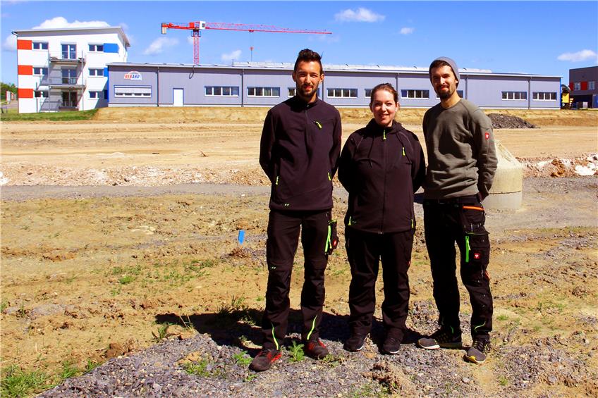Hüseyin (von links), Gülsah und Mutlu Cengiz von Feinkost Cengiz aus Eutingen haben die Planungen für die kommende Lagerhalle im Gewerbegebiet „Neuer Bahnhof“ in Eutingen aufgenommen. Bild: Feinler