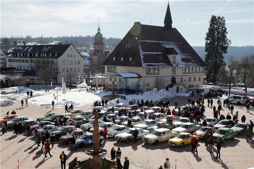 Ikonen des Rallyesports gaben sich im Rahmen der Histo-Monte ein Stelldichein auf dem Freudenstädter Marktplatz. Bilder: Karl-Heinz Kuball