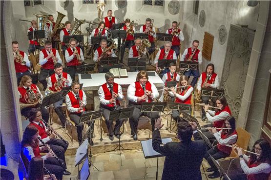 Im Chor der Wankheimer Jakobuskirche spielte der Musikverein sein Adventskonzert. Bild: Klaus Franke