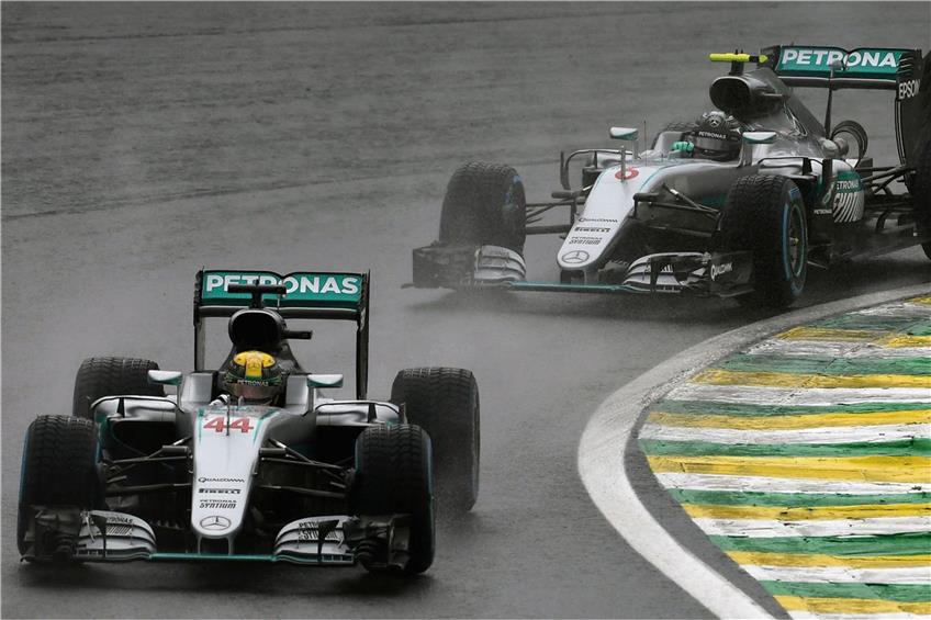 Im Dauerregen errang Lewis Hamilton (vorne) beim Großen Preis von Brasilien einen souveränen Start-Ziel-Sieg, dagegen verpasste Nico Rosberg die Vorentscheidung im Kampf um die Weltmeisterschaft.  Foto: afp