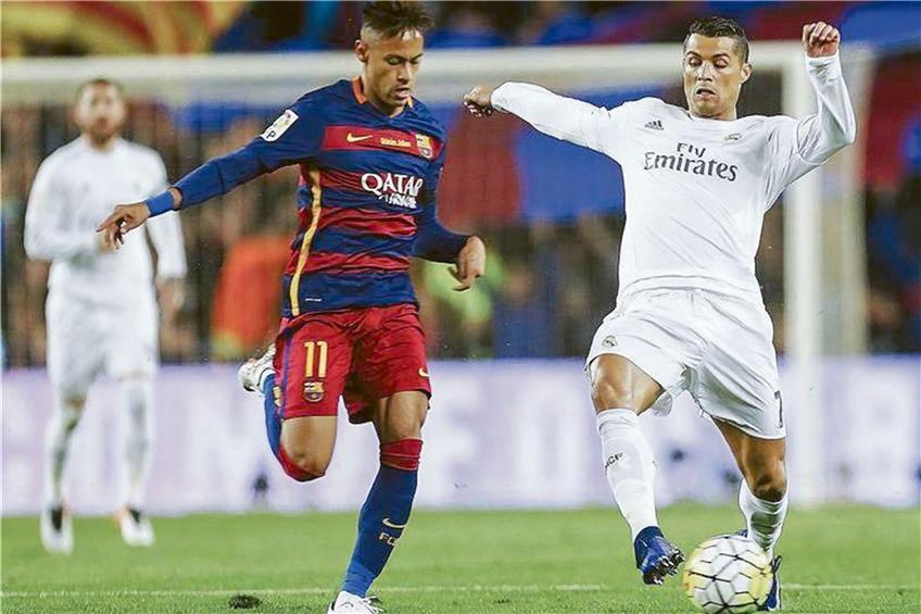 Im Duell der Superstars klarer Sieger: Cristiano Ronaldo (rechts, mit Barcelonas Brasilianer Neymar) erzielte am Samstag den 2:1-Endstand im Clásico. Foto: dpa