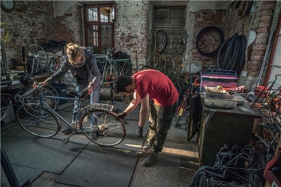 Im Fahrradies in der Schellingstraße wird jeden Montag an Fahrrädern geschraubt und getüftelt, bis sie wieder fahrtüchtig sind. Bild: Metz
