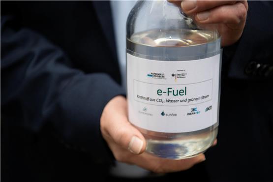Im Karlsruher Institut für Technologie (KIT) wird eine Flasche mit E-Fuel gezeigt.