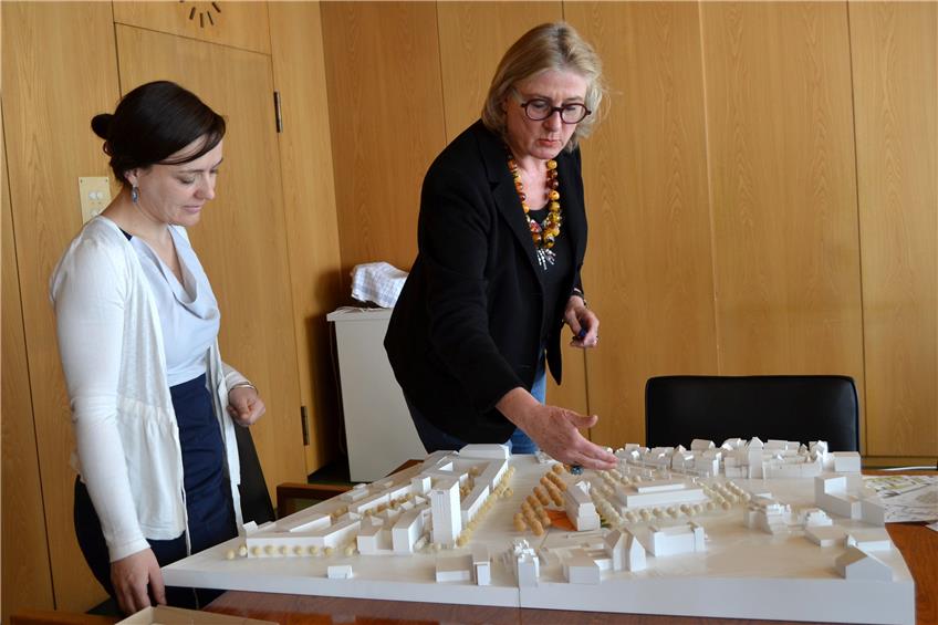 Im Modell ist alles ganz einfach: Baubürgermeisterin Ulrike Hotz (rechts) und Projektleiterin Hannah Tiesler haben schon mal ein Hotel in Miniatur-Größe neben die Stadthalle gesetzt.Bild: Stadt