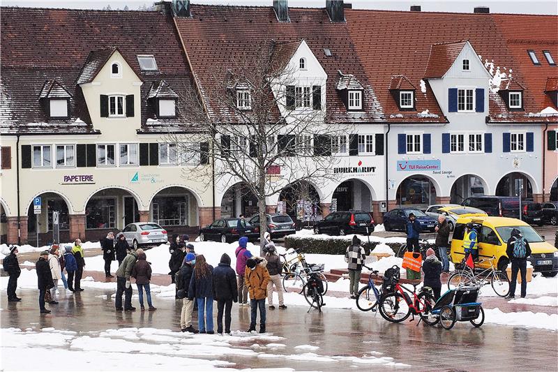 Im Schneetreiben demonstrierten am Freitag 30 Menschen für den Ausbau der Radweg...