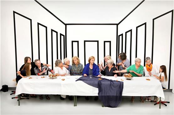Im Tableau Vivant in der Kunsthalle gab es Brezeln zum letzten Abendmahl und Jesus und seine Jünger wurden von Frauen nachgestellt. Bild: Anne Faden