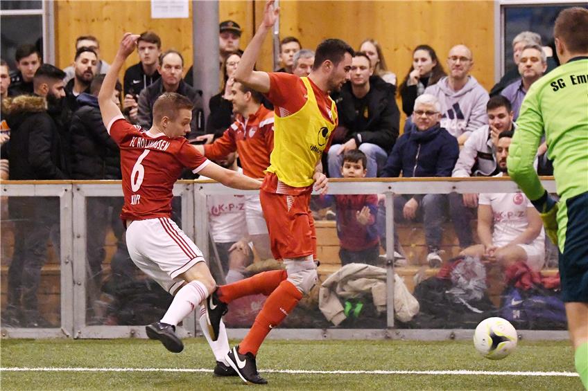 Im ersten Spiel des Abends trafen Empfingen (mit gelbem Leibchen) und der FC Holzhausen II aufeinander. Bilder: Ulmer