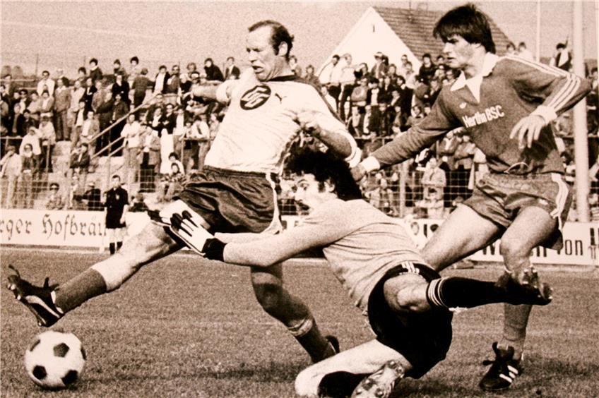 Immer mit vollem Einsatz – so kannten und liebten ihn die Zuschauer: Horst Hayer (links) kämpft gegen zwei Hertha-Spieler um den Ball.Privatbild