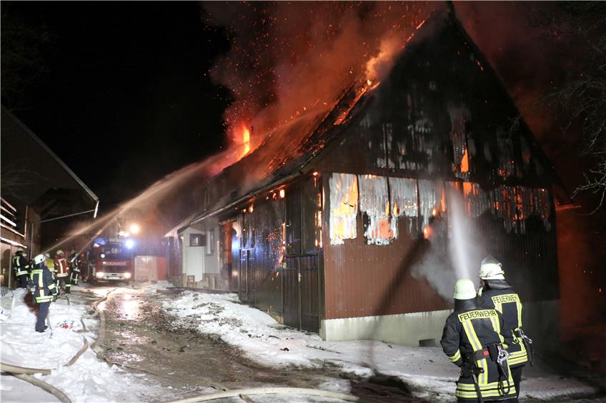 In Peterzell ist ein älteres Bauernhaus abgebrannt. Bild: Feuerwehr