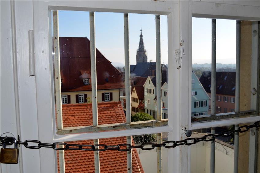 In Rottenburg scheint die Sonne. Gitterstäbe und Vorhängeschloss machen ihre Strahlen unerreichbar. Bilder: Kalender