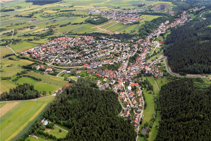 In Talheim könnte in den kommenden Monaten eine Solar- und ein Windpark entstehen. Luftbild: Kuball