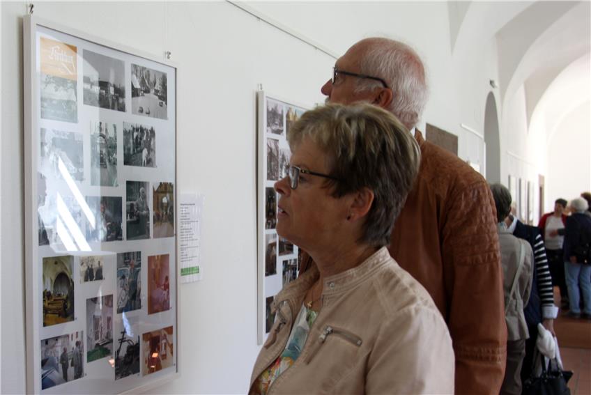 In acht Bilderrahmen hatten Matthias Gössling, Dagmar Kötting, Adolf Klek und Helmut Knapp aus hunderten von Fotos einige Aufnahmen für die Jubiläumsausstellung ausgewählt. Das Gros davon zeigt Menschen auf dem Kirchberg seit 1958.