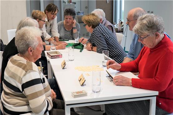 In der Gruppe zocken macht einfach mehr Spaß: der Spieletreff für Senioren in der Rottenburger Stadtbibliothek. Bild: Andreas Straub