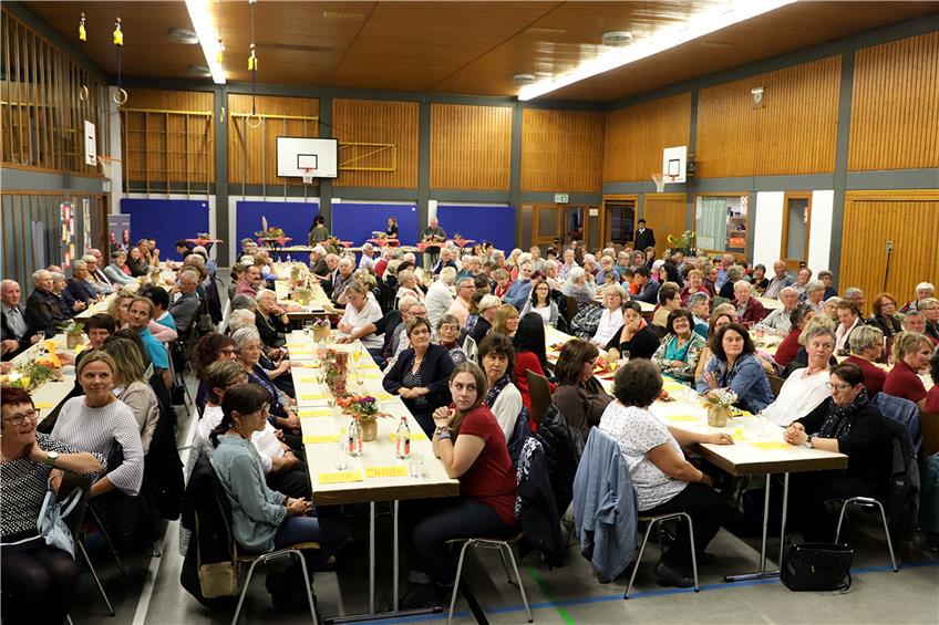 In der Johanniter-Halle in Rexingen kamen am Freitagabend 260 Gäste beim „Dankeschön-Abend“ der Seelsorgeeinheit Horb zusammen. Bilder: Kuball