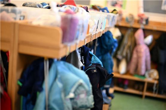 In der Kita element-i Kinderhaus „Sterngucker“ ist in einem Raum Kleidung von Kindern verwahrt. Foto: Uli Deck/dpa