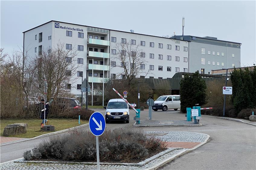 In der Medizinischen Klinik Tübingen sind die drei Infizierten untergebracht. Sie liegen auf der Infektionsstation und werden überwacht. Bild: Moritz Hagemann