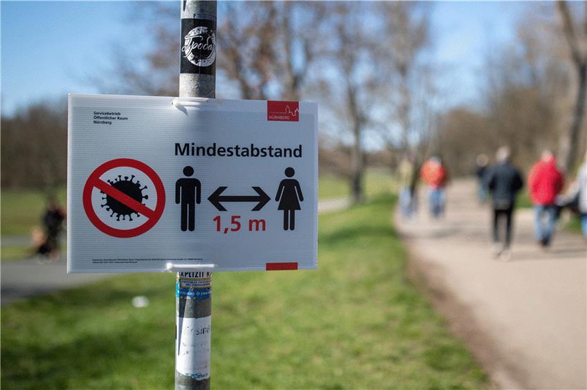 In der Öffentlichkeit gilt ab heute ein Mindestabstand 1,5 Meter. Auch Schilder machen darauf aufmerksam.  Foto: Daniel Karmann/dpa
