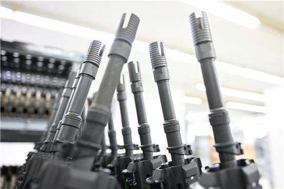 In der Produktionshalle des Waffenherstellers Heckler & Koch in Oberndorf stehen fertige Sturmgewehre vom Typ HK416 F-S aufgereiht. Foto: Bernd Weißbrod/dpa