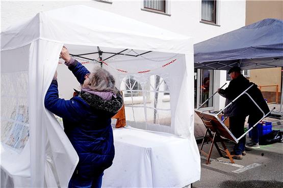 In der Schillerstraße brachen zahlreiche Standbetreiber bereits am Samstag ihre Zelte wieder ab. Die Dagebliebenen mussten ihre Pavillons teilweise festhalten. Bild: Karl-Heinz Kuball