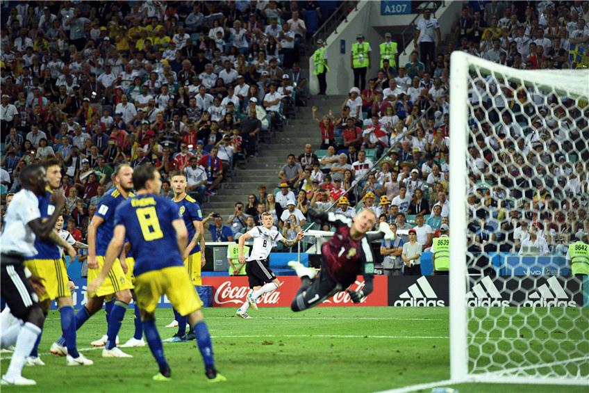 In der fünften Minute der Nachspielzeit: Toni Kroos (Mitte hinten) erzielte den Treffer zum 2:1 gegen Schweden. Foto: Witters 