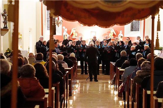 In der gut gefüllten Ahldorfer Kirche war die Adventszeit dank des Mia-Chors deutlich zu spüren. Bilder: Karl-Heinz Kuball