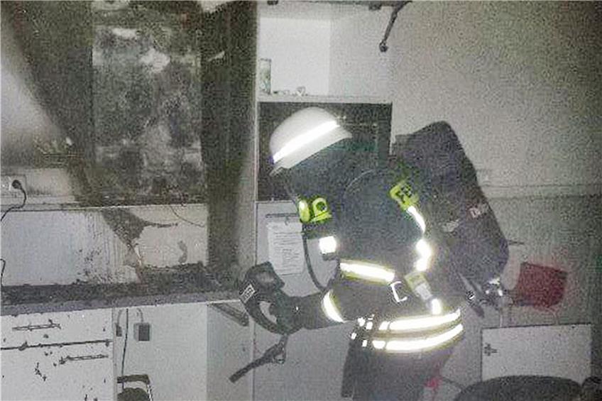 In einem Aufenthaltsraum des Bahnbetriebswerks Tübingen hat am Dienstagmorgen die Küchenzeile gebrannt. Bild: Feuerwehr Tübingen