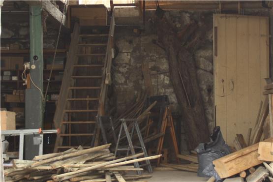 In einem Baumstumpf in der Garage am Wohnhaus des ersten Angeklagten wurde Michael Riechers Hemd gefunden. Archivbild: fux