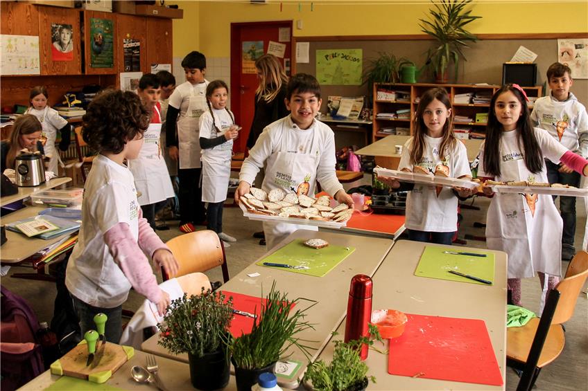 In einen Klassenzimmer bereiteten die Kinder Dips und Brote mit Kräuterquark zu. Dann futterten alle zusammen draußen.