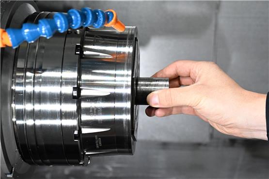 In einer Maschine für Präzisionswerkzeuge beim Hersteller Horn für Präzisionswerkzeuge wird ein Werkstück eingesetzt. Foto: Bernd Weißbrod/dpa