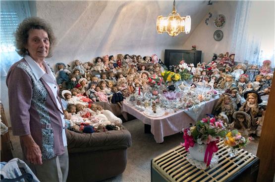 In jedem Zimmer im Haus machen es sich Puppen gemütlich: 140 Stück hat Hildegard Kopp mittlerweile gesammelt.Bild: Klaus Franke