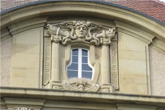 Inschrift am Rottweiler Gerichtsgebäude: „Das Recht zu schützen, ist die Pflicht des Hauses“. Bild: Cornelia Addicks