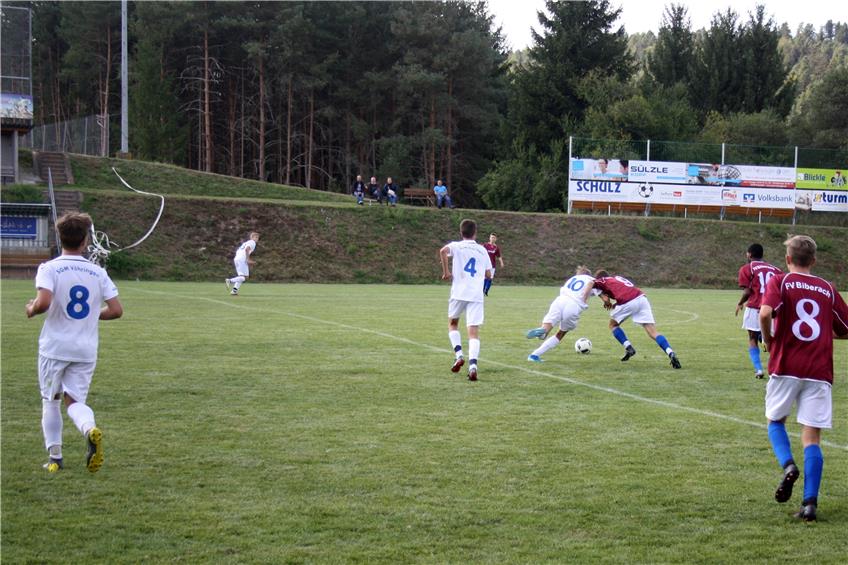 Intensiv um den Ball gekämpft wurde in der Partie der SGM Vöhringen gegen den FV Biberach. Bilder: Pascal Kopf