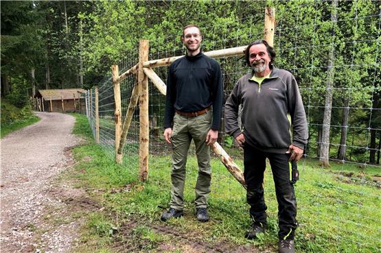 Jan Meirle (links), Forstbereichsleiter des Gemeindeforstbetriebs Baiersbronn, mit Michael Lutz, Zaunteam Pforzheim. Bild: Heiko Klumpp