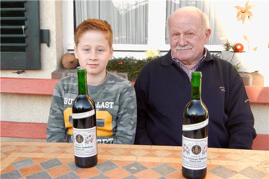 „Janni K“ hat Wolfgang Kost (rechts) seine Rotwein-Cuvée genannt. Der Enkel Jannis Kost (links) kann mit Wein trotzdem wenig anfangen. Bild: Mario Beißwenger