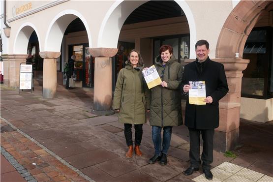 Jasmin Schmieder, Elke Latscha und Julian Osswald (von links) mit dem Flyer für das neue Projekt vor dem freien Ladengeschäft. Bild: Dunja Bernhard