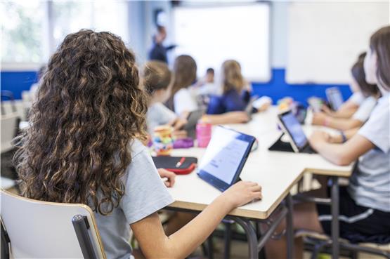 Jede Schülerin und jeder Schüler hat ein Tablet, der Lehrer steht am Digiboard: Die schulische Zukunft könnte sehr digital sein.Bild: David - stock.adobe.com