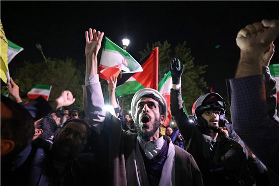 Jubel über die Vergeltungsaktion: Iranische Demonstranten vor der britischen Botschaft in Teheran.  Foto: Atta Kenare/afp