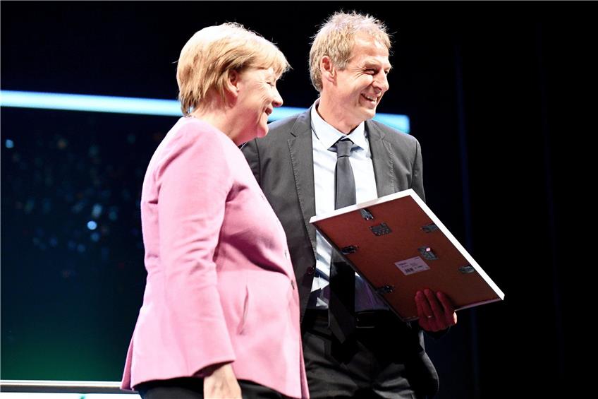 Jürgen Klinsmann, Laudatorin Angela Merkel. Foto: Getty Images