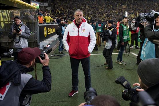 Jürgen Kramny: Vor einer Woche in Dortmund im Fokus und jetzt auch in seinem ersten Heimspiel als VfB-Trainer in der Stuttgarter Arena. Foto: dpa