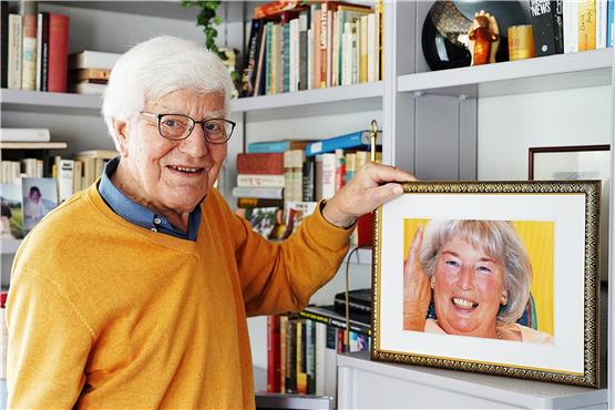Jürgen Weißhaar neben dem Porträt seiner Marie-Louise. Bild: Karl-Heinz Kuball