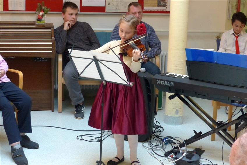 Kaja Sauter spielte eine Geigen-Etüde. Bild: Bauknecht