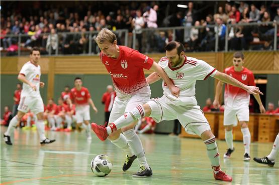 Kampf um den Ball im Finale: Simeon Zahn von der TSG Tübingen (links) gegen Spielertrainer Marco Calderaro vom TSV Hirschau.Bild: Ulmer