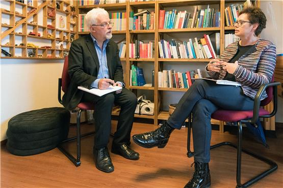 Karl-Heinz Schuldt und Uschi Oesterle arbeiten in der Therapie auch mit symbolischen Gegenständen (links im Regal).Bild: Wolfgang Albers