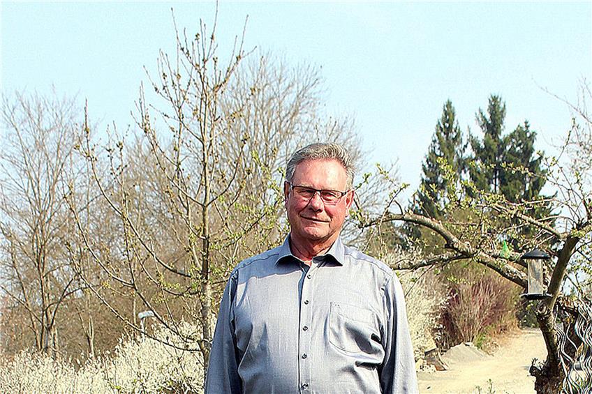 Karl Müller, hier zwischen Bäumen und Narzissen in seinem Garten, feiert morgen seinen 70. Geburtstag. Bild: Eichert