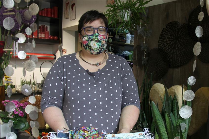 Karolin Rebholz zeigt eine Auswahl der Designer-Mund-Nasen-Masken von Christian Seibold. Der ehemalige Holzhauser betreibt in Wien einen Mode-Salon und hat in der Corona-Pandemie für zwei Unternehmerinnen in Sulz schicke Gesichtsbedeckungen entworfen – für die Floristin mit Blumen.Bilder: Cristina Priotto