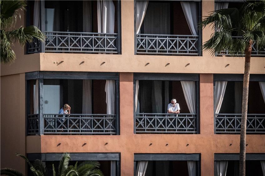 Kartenspielen, Lesen und über die Balkone kommunizieren: Die Gäste im Hotel H10 Costa Adeje Palace auf Teneriffa haben viel Zeit. Foto: Arturo Rodriguez
