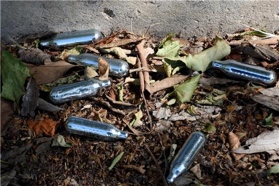 Kartuschen, die Distickstoffmonoxid (Lachgas) enthielten, liegen auf dem Boden. Foto: Gerard Bottino/Zuma Press/dpa